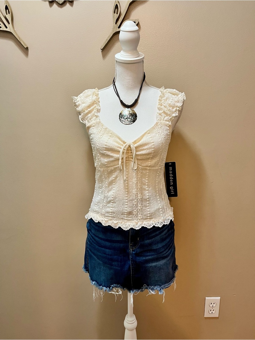NWT Madden Girl Cream Ruffled Tie-Front Lace Tank Top Size Medium